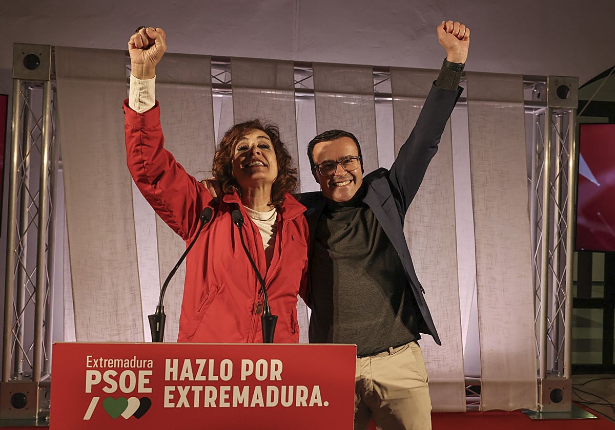 Montero y Gallardo en un acto de la precampaña extremeña