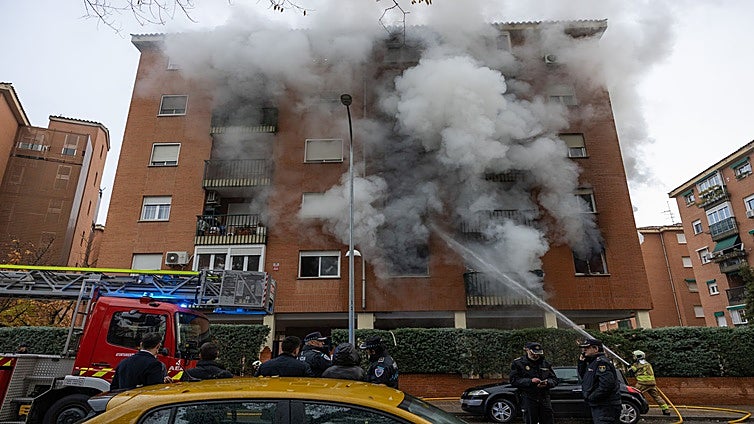 La acumulación de basura en el piso incendiado en la ronda de Buenavista en Toledo complicó las labores de extinción