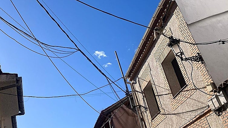 El PP de Escalona (Toledo) denuncia el deterioro del cableado urbano y reclama una intervención urgente y coordinada