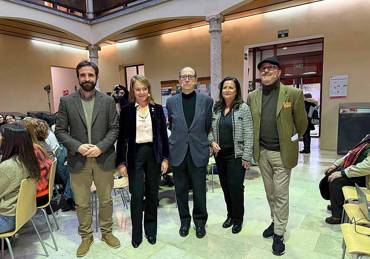 El encuentro con Rafael Canogar se ha desarrollado en el patio acristalado de Humanidades
