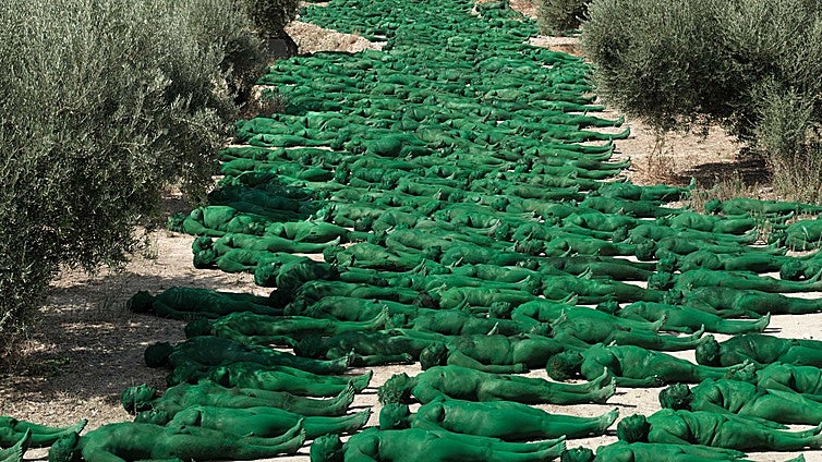 Spencer Tunick hace pública su foto del desnudo masivo que hizo en Granada, donde «naturaleza y personas fueron una misma cosa»