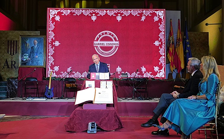 Imagen principal - Guerra, la familia de Lambán, Azcón y Alegría, entre los presentes 