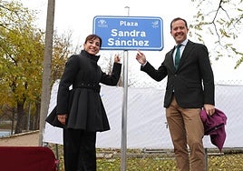 La karateka Sandra Sánchez y el alcalde de Toledo, Carlos Velázquez, en la inauguración de la placa