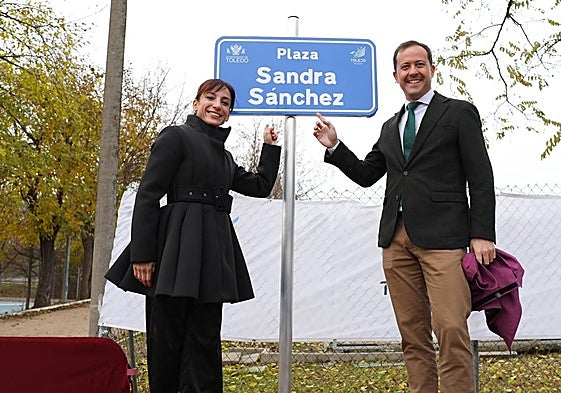 La karateka Sandra Sánchez y el alcalde de Toledo, Carlos Velázquez, en la inauguración de la placa
