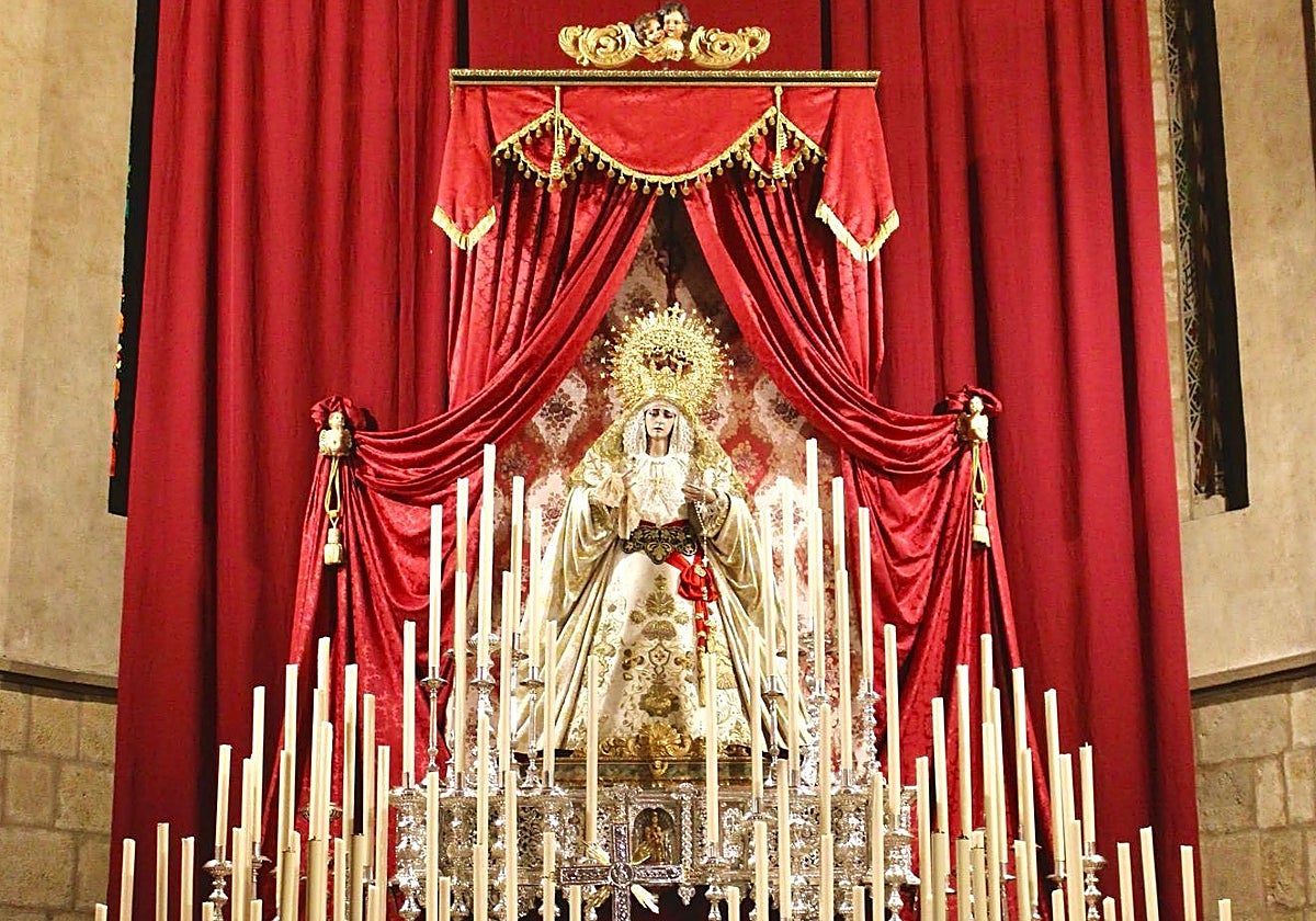 Nuestra Señora de la Palma, en su altar de cultos, presidiendo la iglesia de San Lorenzo