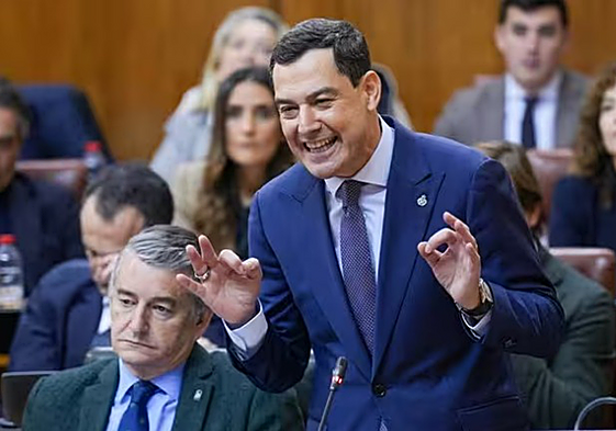 Juanma Moreno durante la sesión de control en el Parlamento