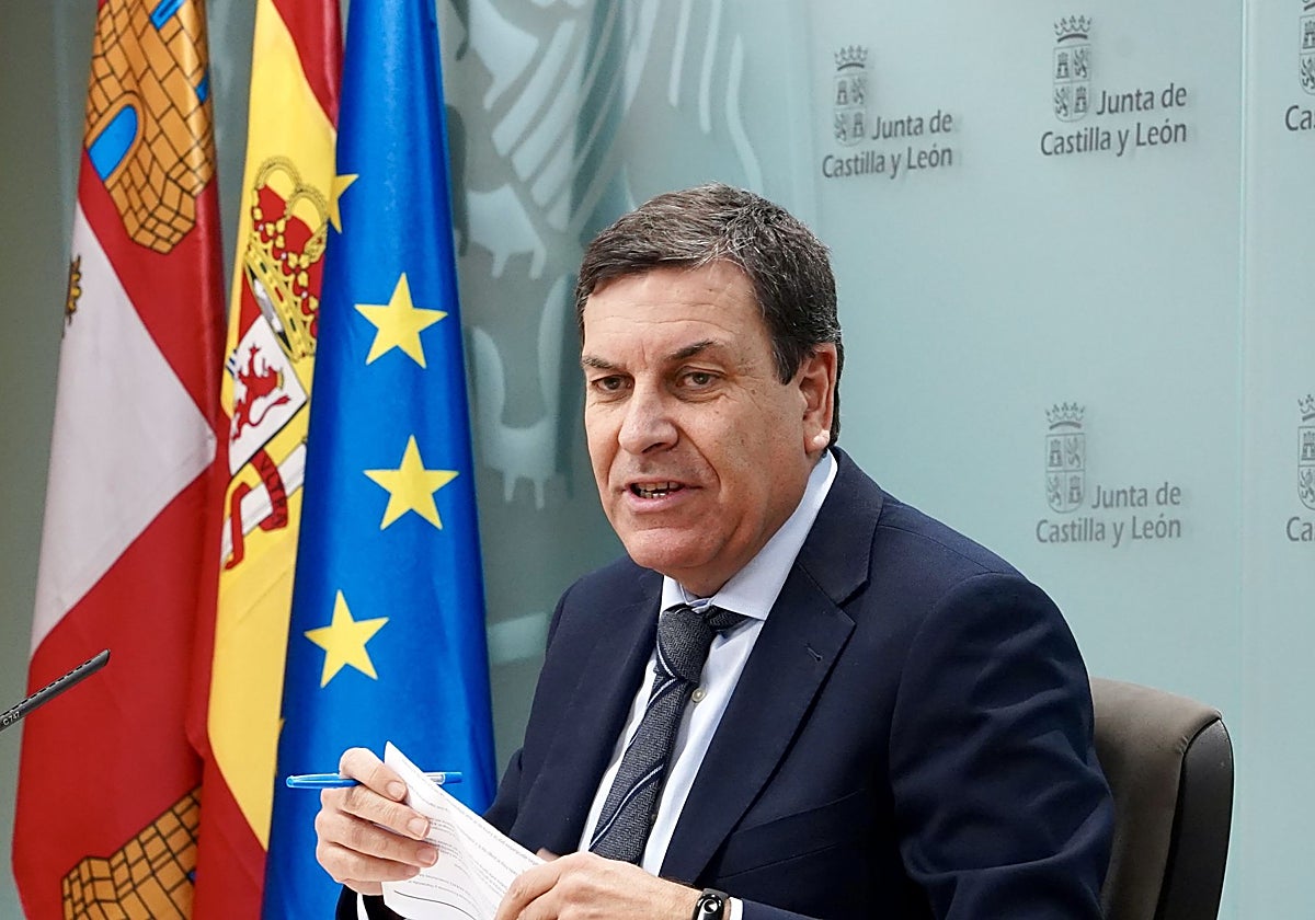 El consejero de Economía y Hacienda y portavoz de la Junta, Carlos Fernández Carriedo, comparece en rueda de prensa posterior al Consejo de Gobierno