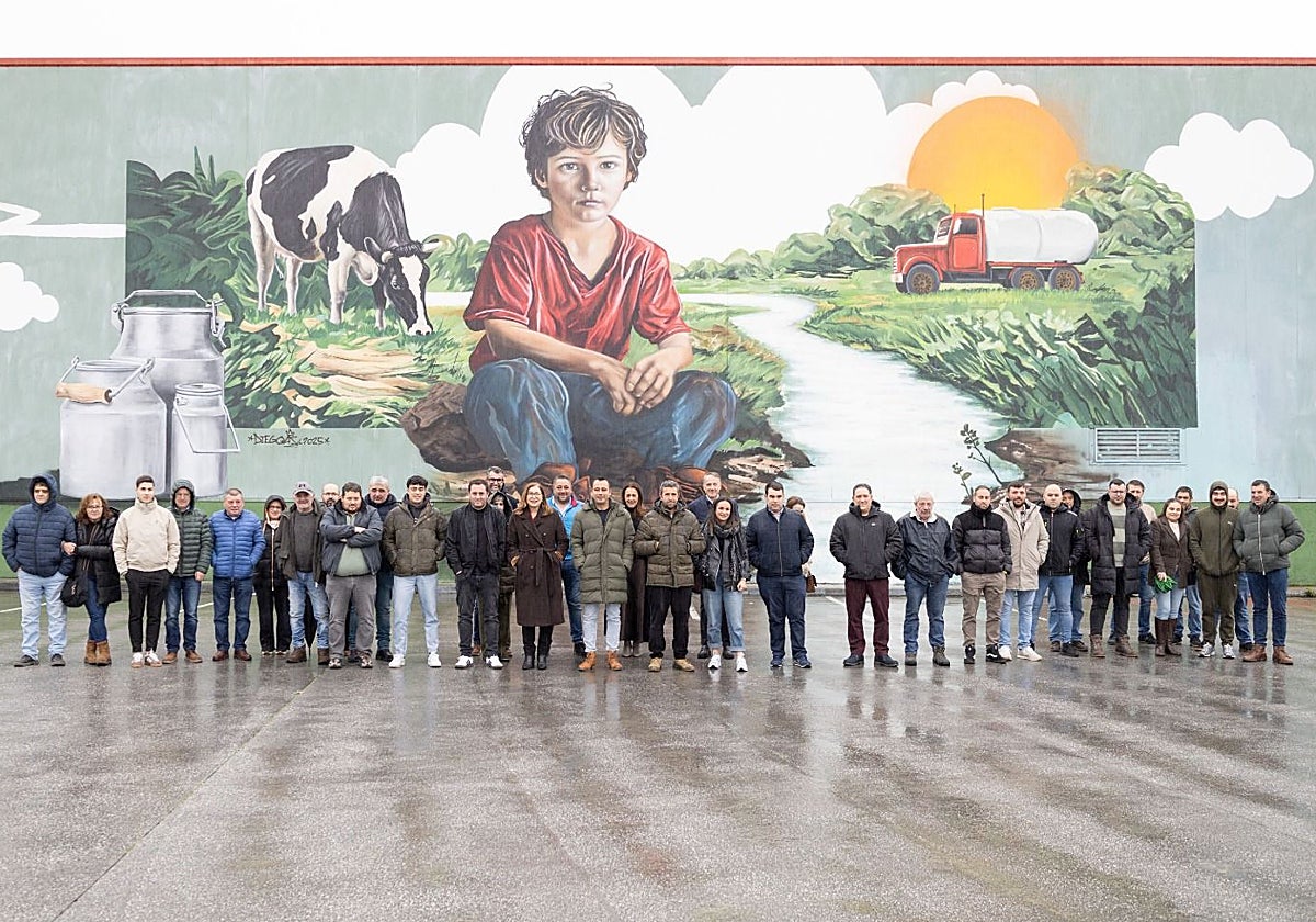 Miembros del Grupo Lence frente al mural que honra la dedicación de los ganaderos en Lugo