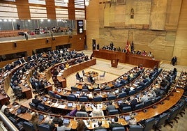 La izquierda y Vox cargan contra el Gobierno de Ayuso por el Hospital de Torrejón y el PP insiste en que no hay «incumplimientos»