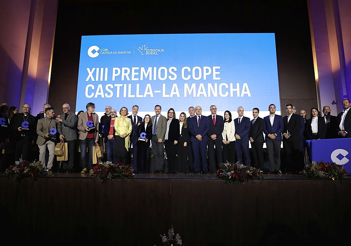 Foto de familia con todos los galardonados en los XIII Premios Cope Castilla-La Mancha