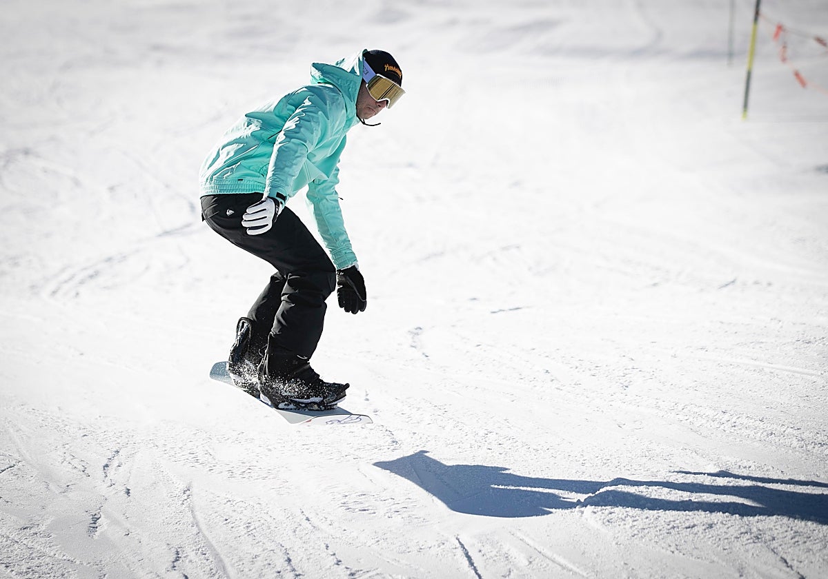 Un aficionado al snowboard, en la jornada inaugural de la presente temporada en Sierra Nevada