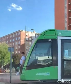 Segunda imagem 2. Bonde Parla, ontem; As fotos abaixo mostram um descarrilamento após colisão com uma van em 2023 e outro jovem sentado nela.