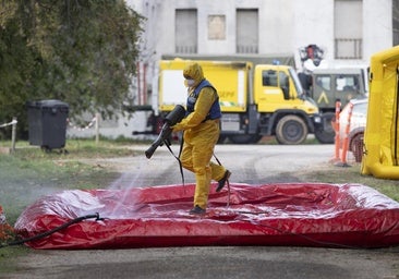 Soldado de la UME, en tareas de desinfección en las proximidades de Collserola