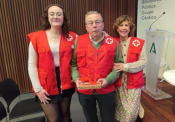 María José Cantero, Antonio Pareja y Maribel García, en el acto de Cruz Roja