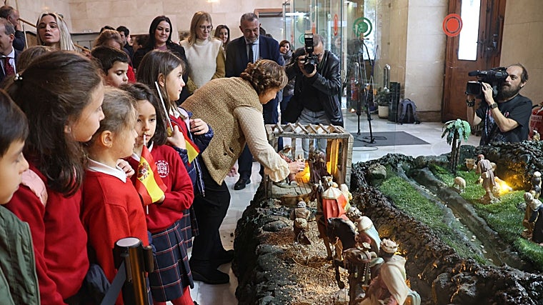 La presidenta de la Diputación de Toledo, Concepción Cedillo, coloca el niño Jesús en el belén de la institución provincial