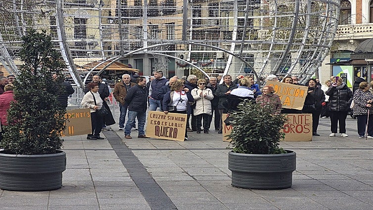 Vecinos de Alberche reclaman en Toledo mejoras en el cruce de la CM-4101 y alertan: «Nos jugamos la vida a diario»