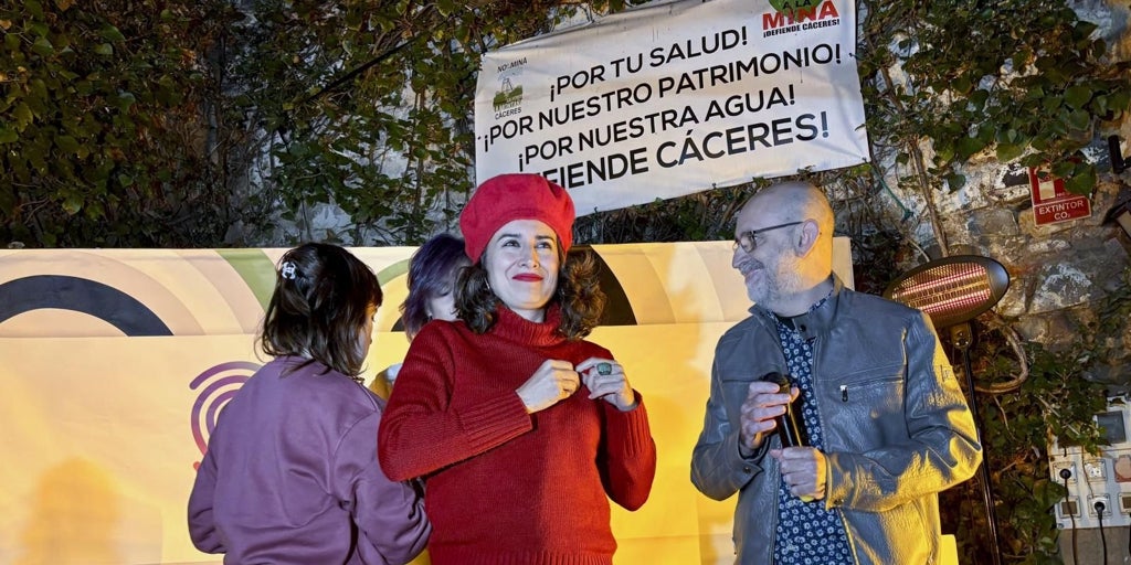 Bustinduy asegura que la izquierda en Extremadura «tiene una extraordinaria candidata» y augura la «sorpresa» con Irene de Miguel al frente