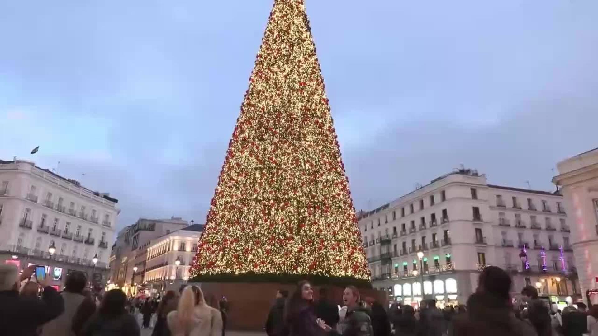 La Comunidad de Madrid proyecta la bandera de España sobre la Real Casa de Correos