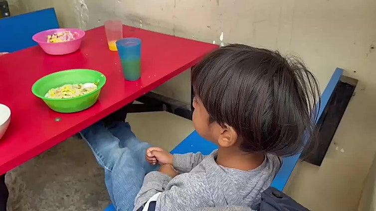 Migrantes regresan a albergues ante falta de oportunidades en la frontera norte de México