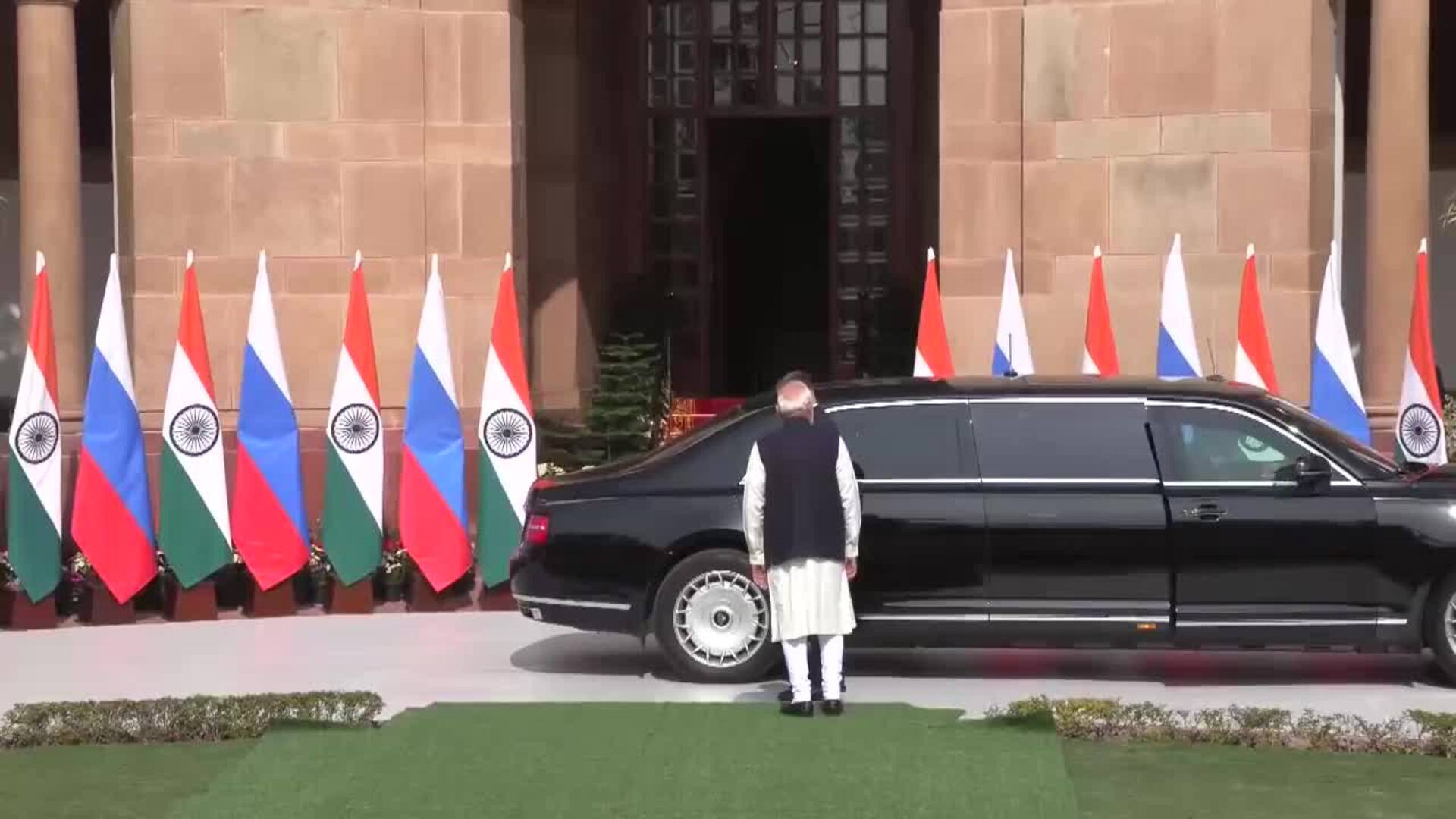 Modi recibe a Putin a su llegada a la Casa de Hyderabad para su reunión bilateral