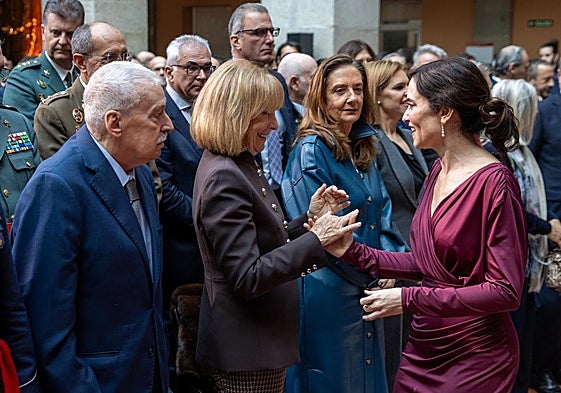 El Gobierno de Ayuso defiende el «éxito» de su modelo sanitario y promete erradicar las malas prácticas