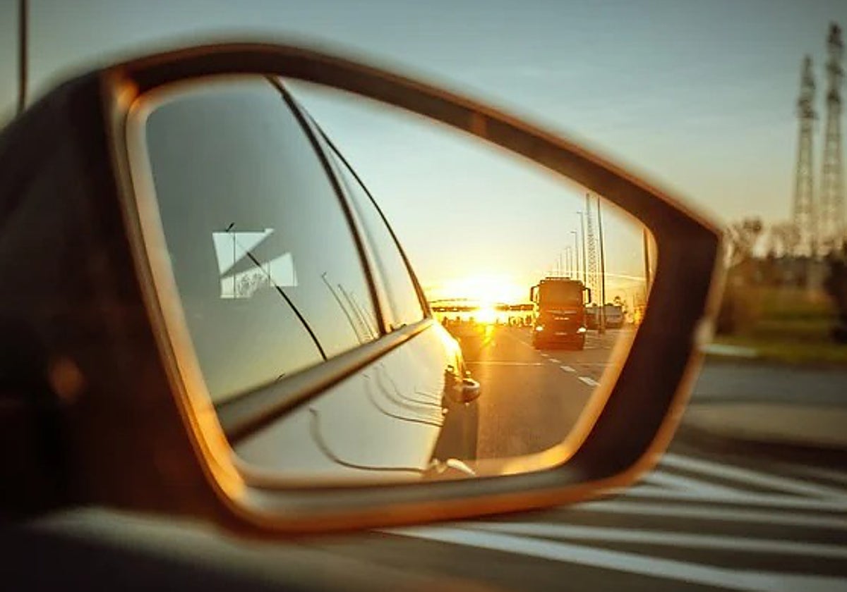 Un camión se acerca a un vehículo a través del retrovisor