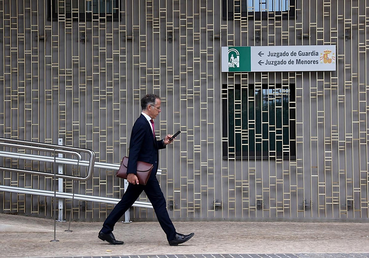 Un letrado por la puerta sur de la Ciudad de la Justicia de Córdoba