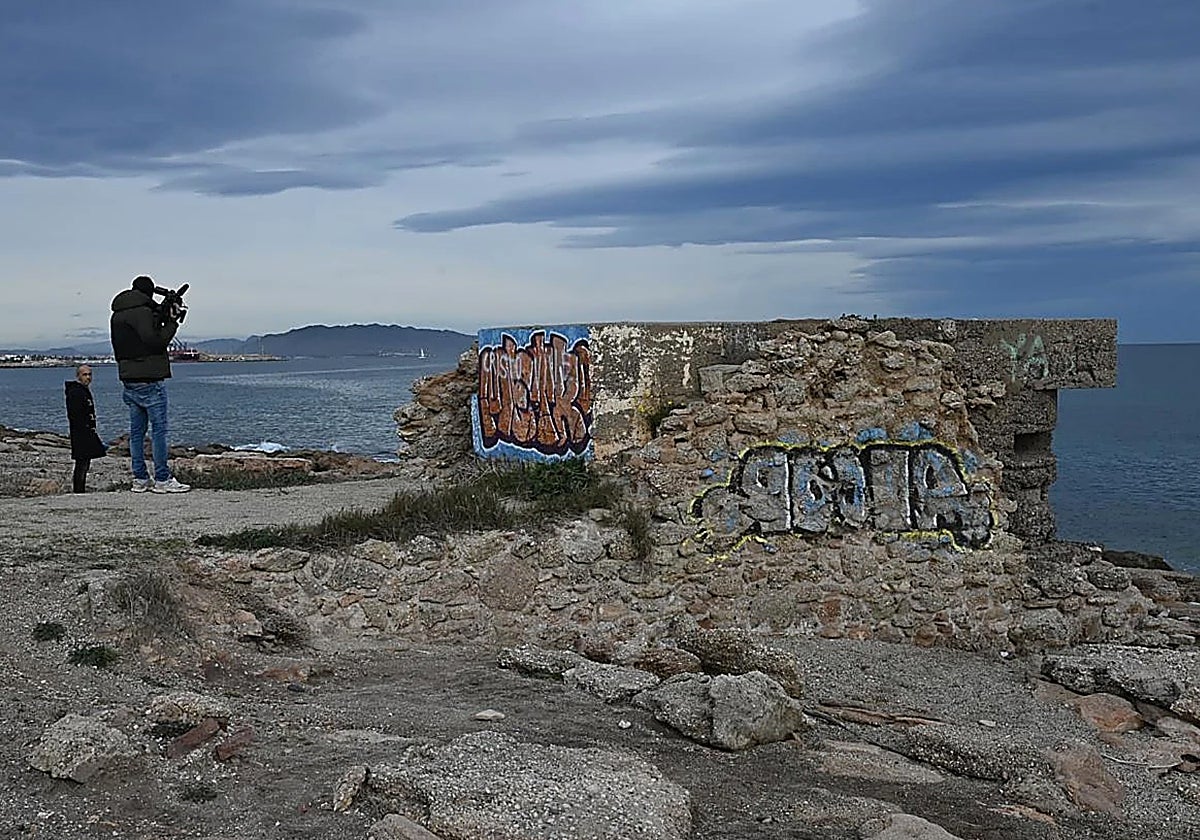 Medios de comunicación en el lugar donde fue localizado el cadáver del niño en Garrucha