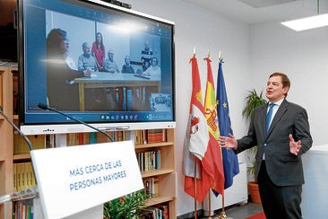 Mañueco, durante la entrega de las pantallas en Segovia