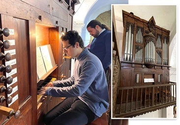 Algunos de los músicos ensayan con el órgano en la pasada edición y vista general del instrumento