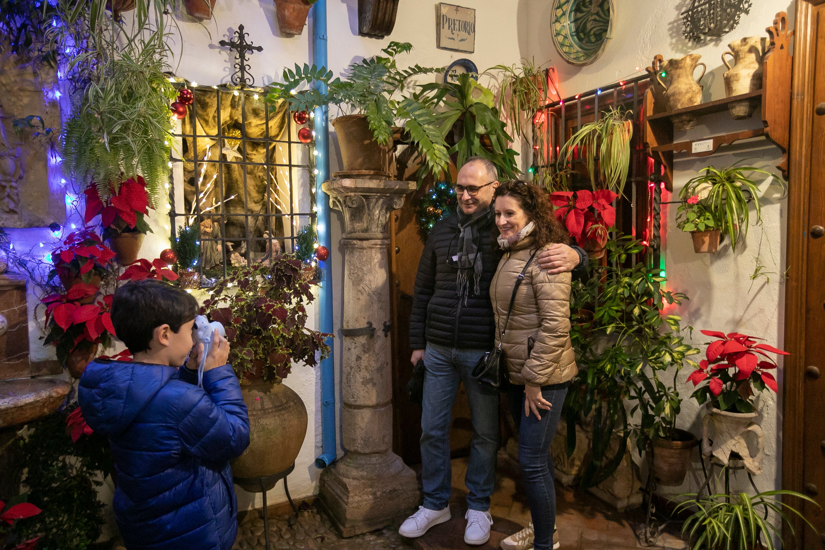 El aire navideño de los patios de Córdoba, en imágenes