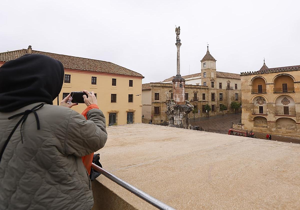Una mujer saca una foto este viernes desde el mirador de la Puerta del Puente
