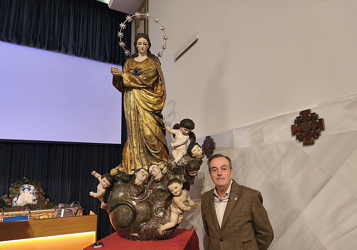 Salvador Guzmán, junto a la imagen de la Purísima de la Fundación Aguilar y Eslava, que ha restaurado
