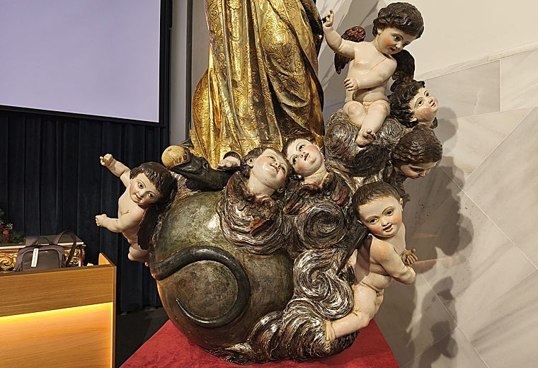 Detalhe dos anjos localizados aos pés da Virgem Maria.