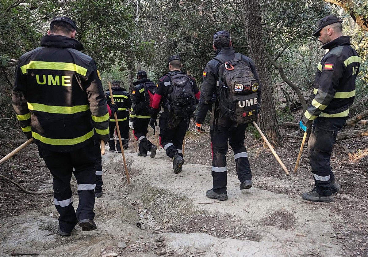 Miembros de la UME, durante una batida ayer en Collserola para encontrar jabalíes