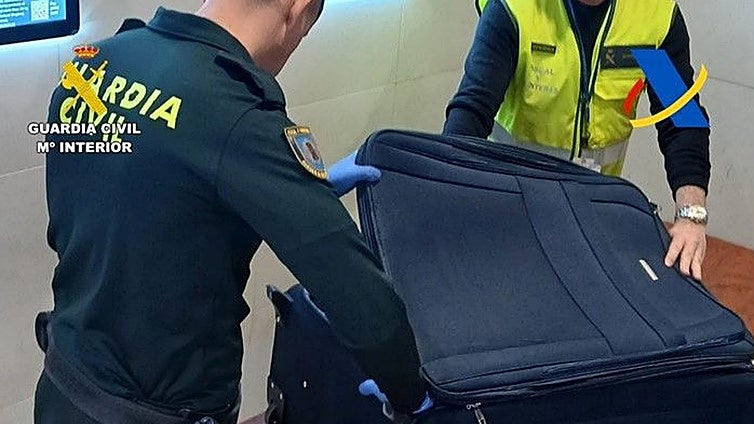 Sorprenden a un pasajero con mil cajetillas de tabaco en la maleta en el aeropuerto de Valencia