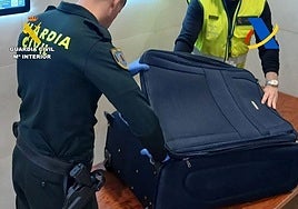 Sorprenden a un pasajero con mil cajetillas de tabaco en la maleta en el aeropuerto de Valencia
