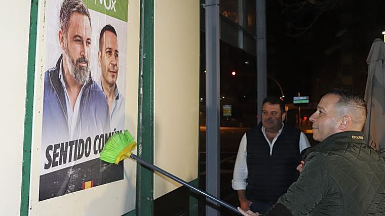 VOX candidate for head of government of Extremadura, Óscar Fernández Cali, during the traditional publication of posters