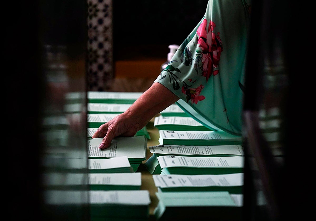 Un detalle del inicio de la jornada electoral en las pasadas andaluzas de 2022
