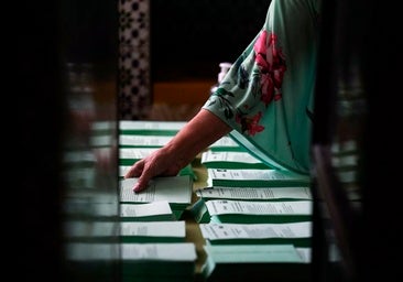 Un detalle del inicio de la jornada electoral en las pasadas andaluzas de 2022