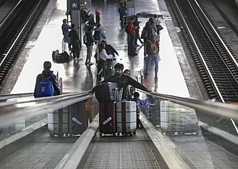 Imagen secundaria 1 - La estación de Córdoba, en &#039;temporada alta&#039;: más de 650 trenes pararán durante el puente de la Constitución