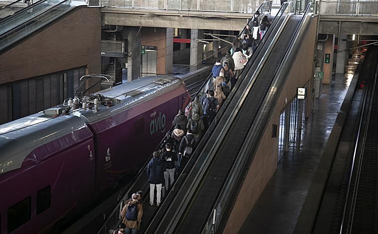 Imagen principal - La estación de Córdoba, en &#039;temporada alta&#039;: más de 650 trenes pararán durante el puente de la Constitución