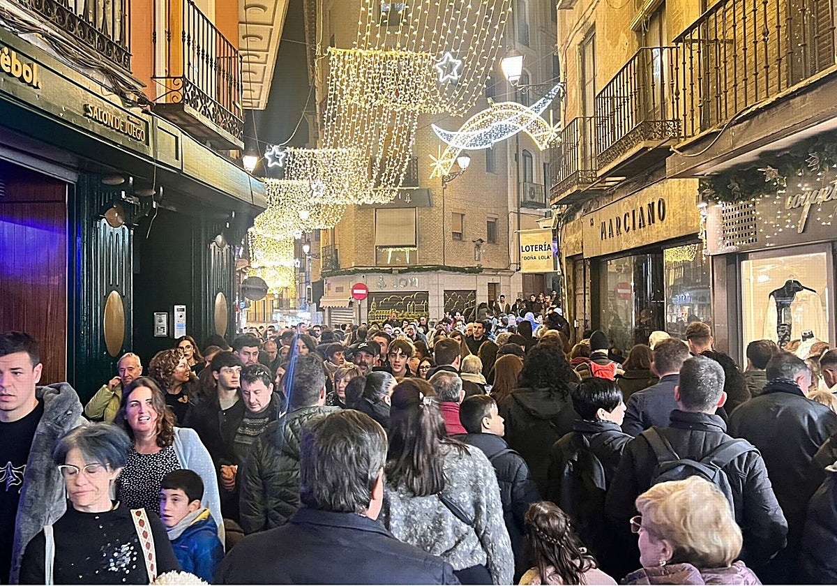 Miles de personas abarrotan las calles del Casco de Toledo