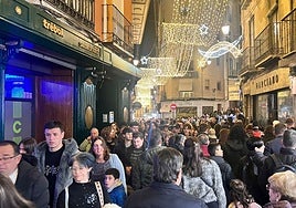 El Casco de Toledo se pone hasta la «bola» con miles de personas disfrutando del recorrido navideño