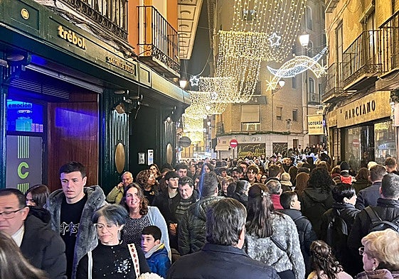 Miles de personas abarrotan las calles del Casco de Toledo