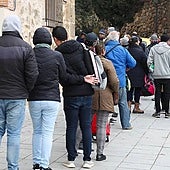 Cola en Toledo para recoger alimentos en la sede de la ONG Socorro de los Pobres