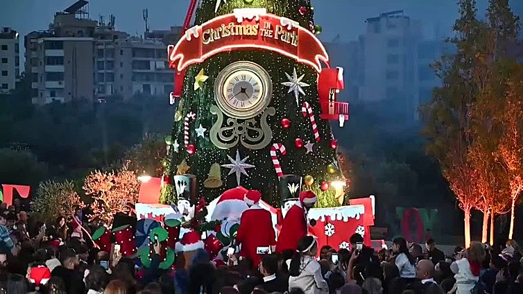 La ciudad libanesa de Zgharta enciende su árbol navideño de 22 metros
