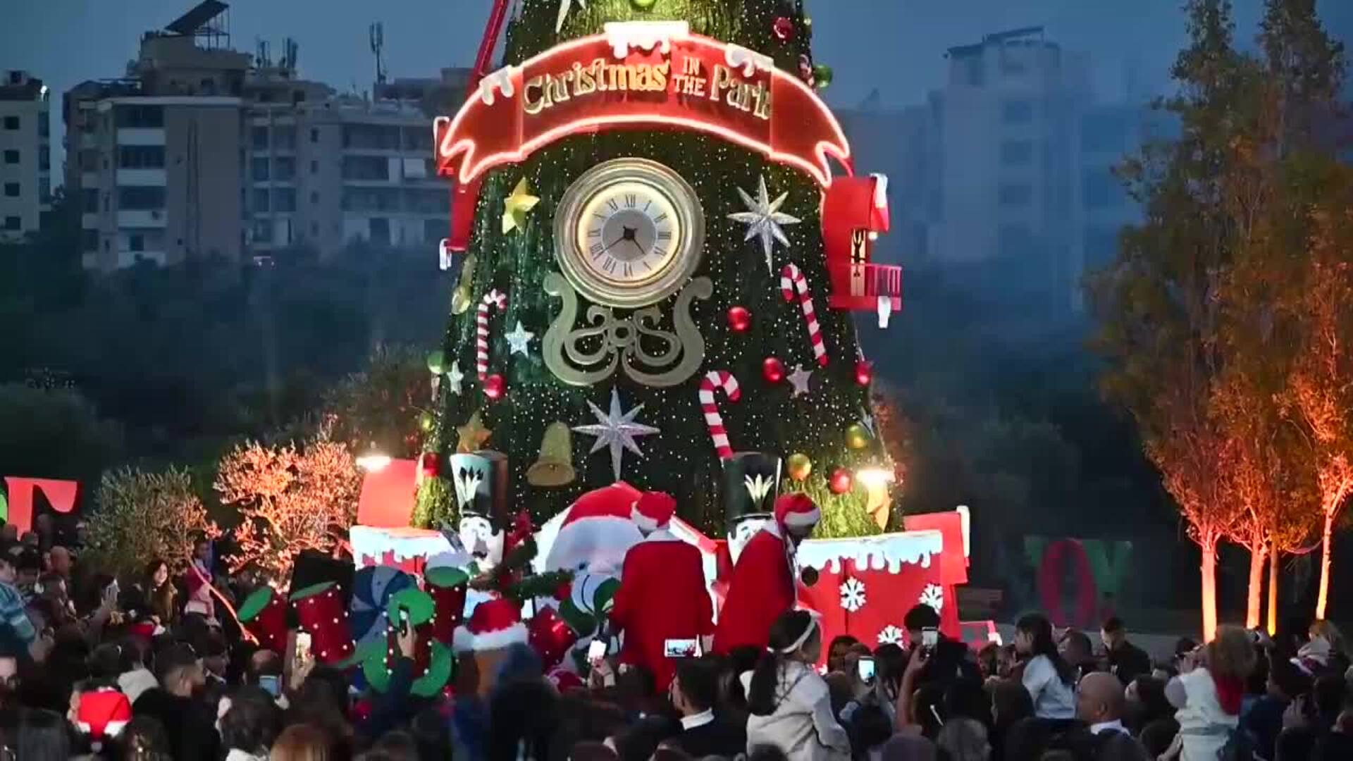 La ciudad libanesa de Zgharta enciende su árbol navideño de 22 metros