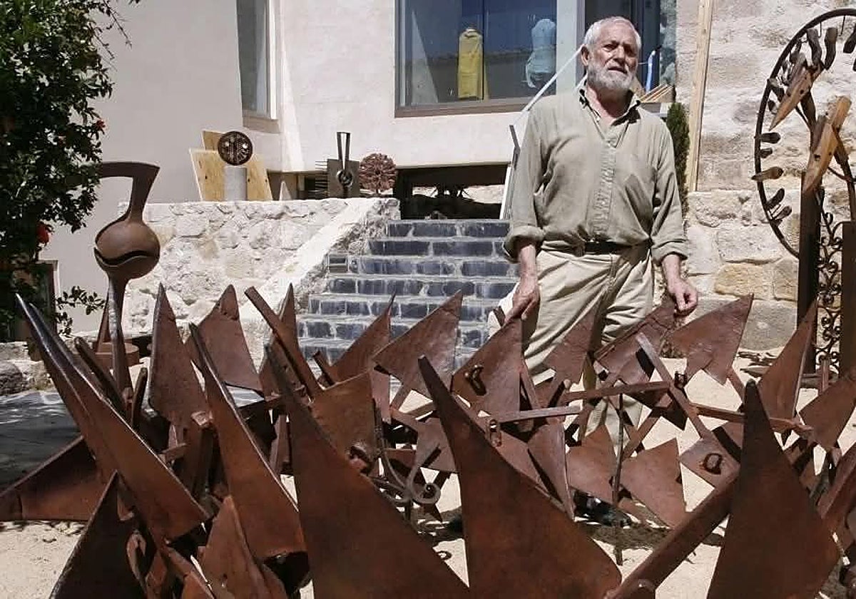 El escultor zamorano José Luis Alonso Coomonte