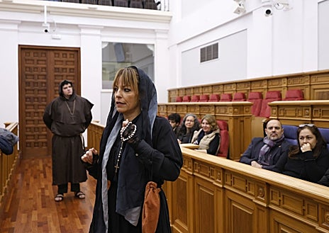 Imagen secundaria 1 - A lo largo de la visita al edificio se han realizado cinco representaciones, dos sobre estas líneas. Arriba, los participantes en la primera visita de la mañana 